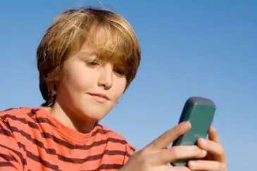 Kid_playing_game